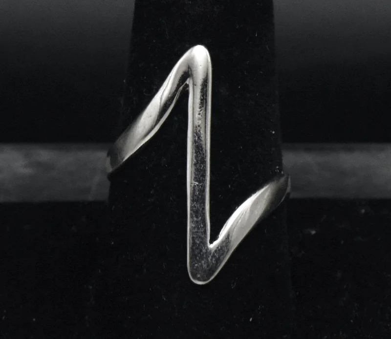 Trendy Wedding Bands For Modern Brides-Vintage Silver Tone Metal Zigzag Ring - Size 9