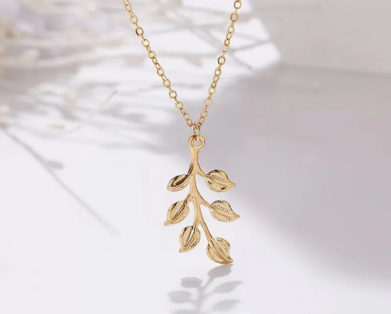 Trendy Pendant Necklace For Evening Parties-Leaf Pendant Necklace