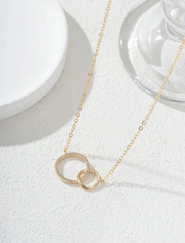 Classic Heart Pendant Necklace For Bridal Look-Elegant Gold Mother-Daughter Intertwining Rings Necklace