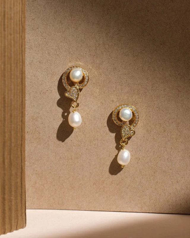 Minimalist Gold Earrings For Sophisticated Look-Glint Conch Pearl Earrings