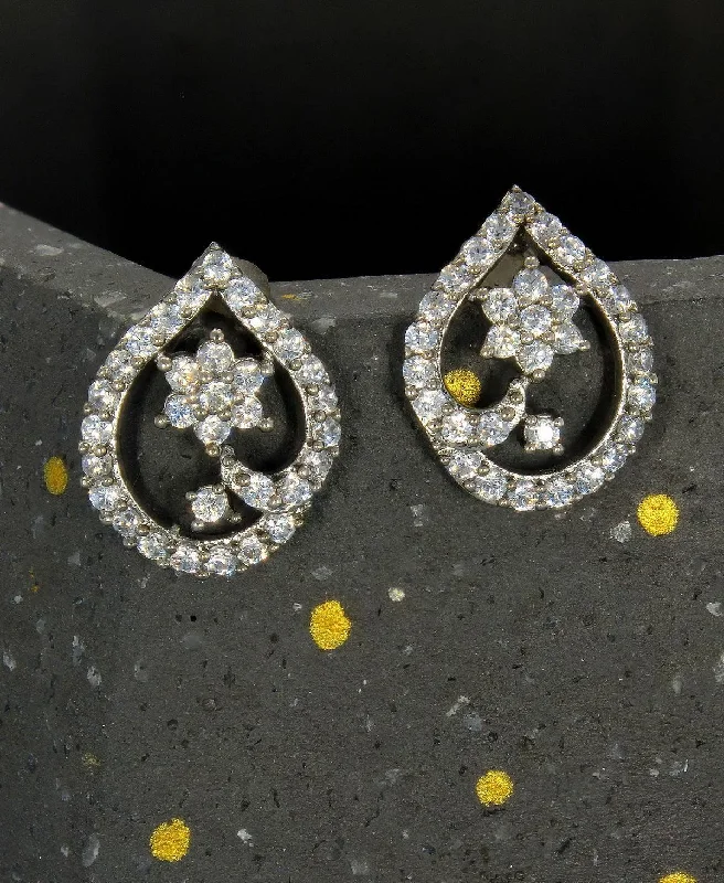 Chic Crystal Earrings For Evening Parties-Fashionable Stone Stud Earrings