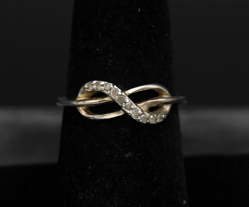 Classic Wedding Rings For Elegant Bridesmaids-Vintage Sterling Silver Diamonds Ring - Size 7